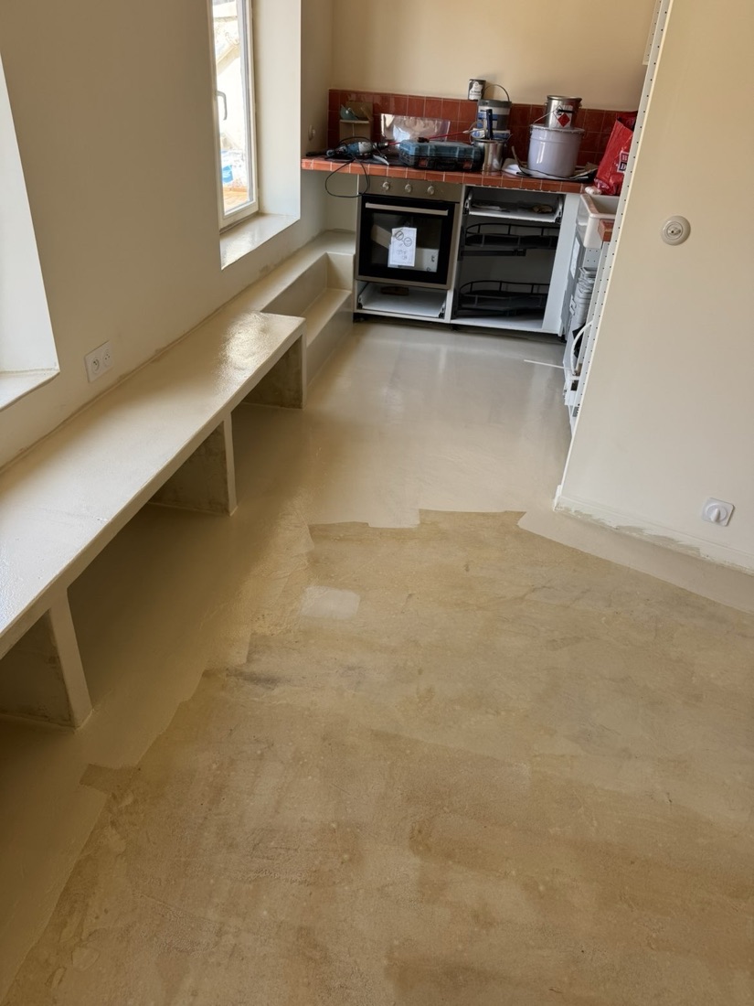 Cuisine en cours de rénovation avec préparation du sol en résine
